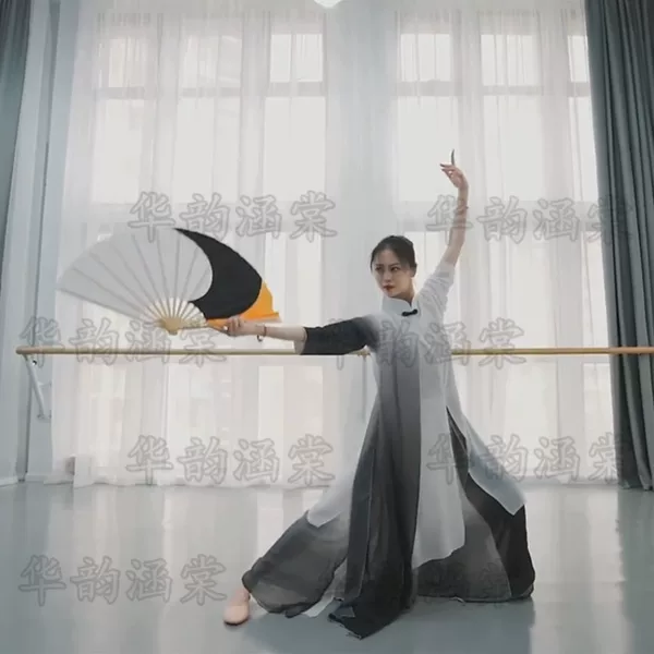 Товары от 彩色香衣服饰