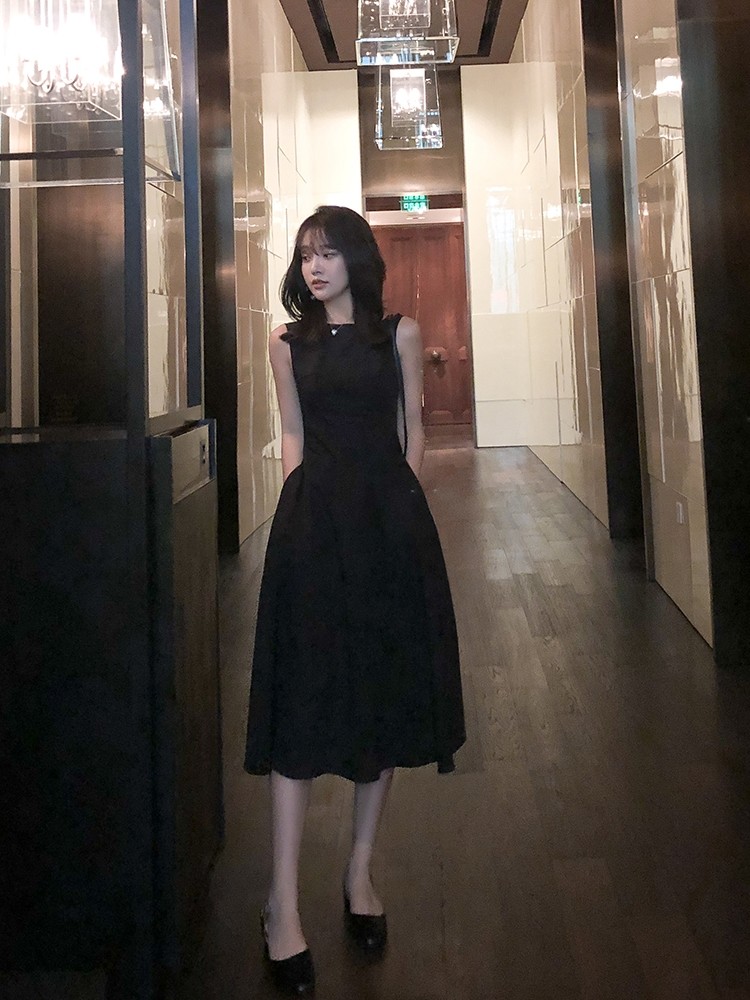 黑色无袖连衣裙女2025夏新款显瘦气质洋气设计感小众赫本风小黑裙