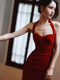 圣诞小礼服女高端轻奢小众回门敬酒服订婚新娘红色丝绒吊带连衣裙