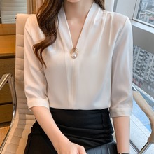 高级感中袖白衬衫女V领轻熟上衣2025夏季新款醋酸缎面气质职业装