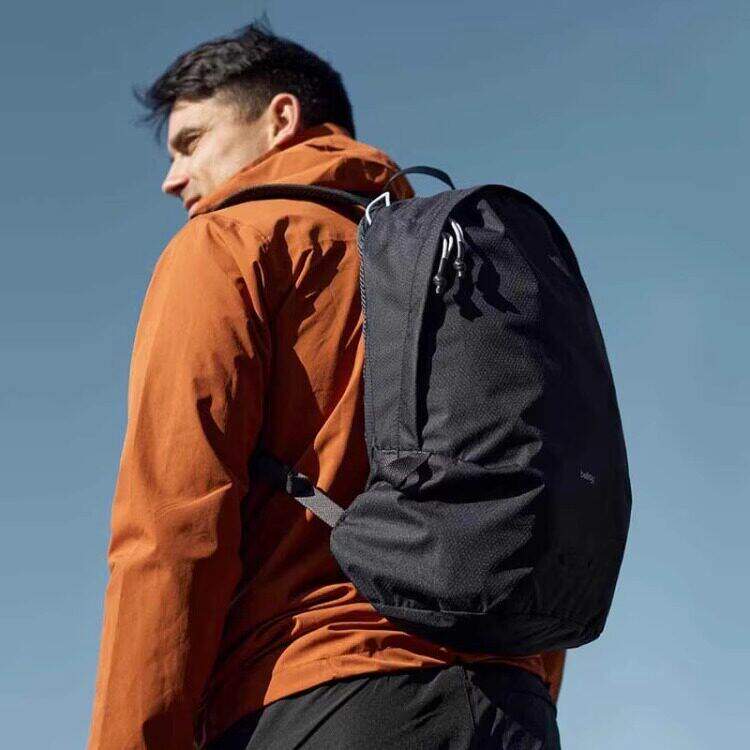 By澳洲 Lite Daypack 20L 轻量双肩包旅行通勤书包背包