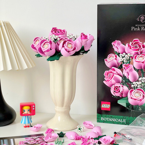 粉色玫瑰积木花束黑色玻璃花瓶