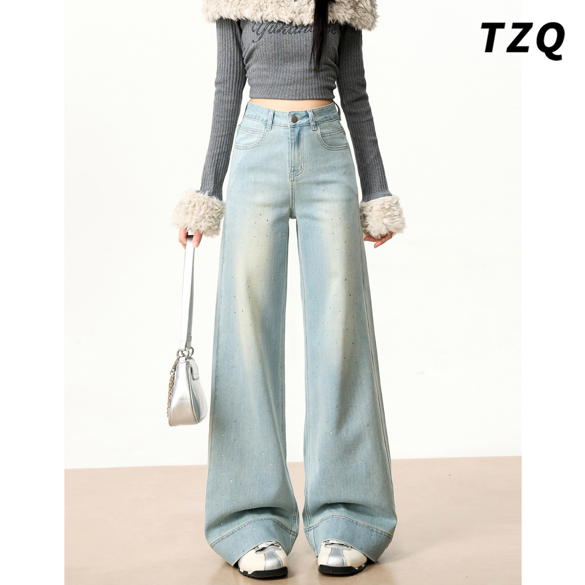 浅蓝色烫钻微喇牛仔裤女