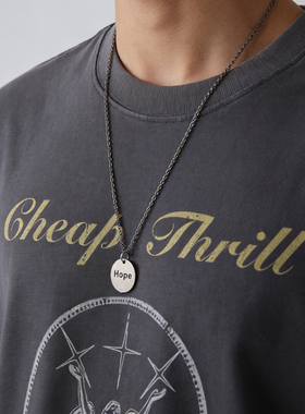 男生项链个性简约男装搭配配饰痞帅钛钢箴言字母圆牌吊坠做旧复古