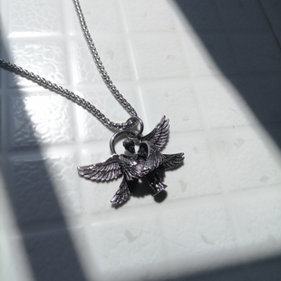 六翼天使项链男潮复古祈祷吊坠高级感配饰嘻哈个性angle翅膀挂件