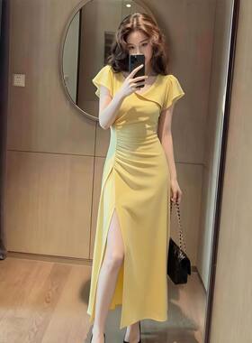 法式气质女神范独特漂亮2026夏季新款收腰显瘦黄色褶皱开叉连衣裙