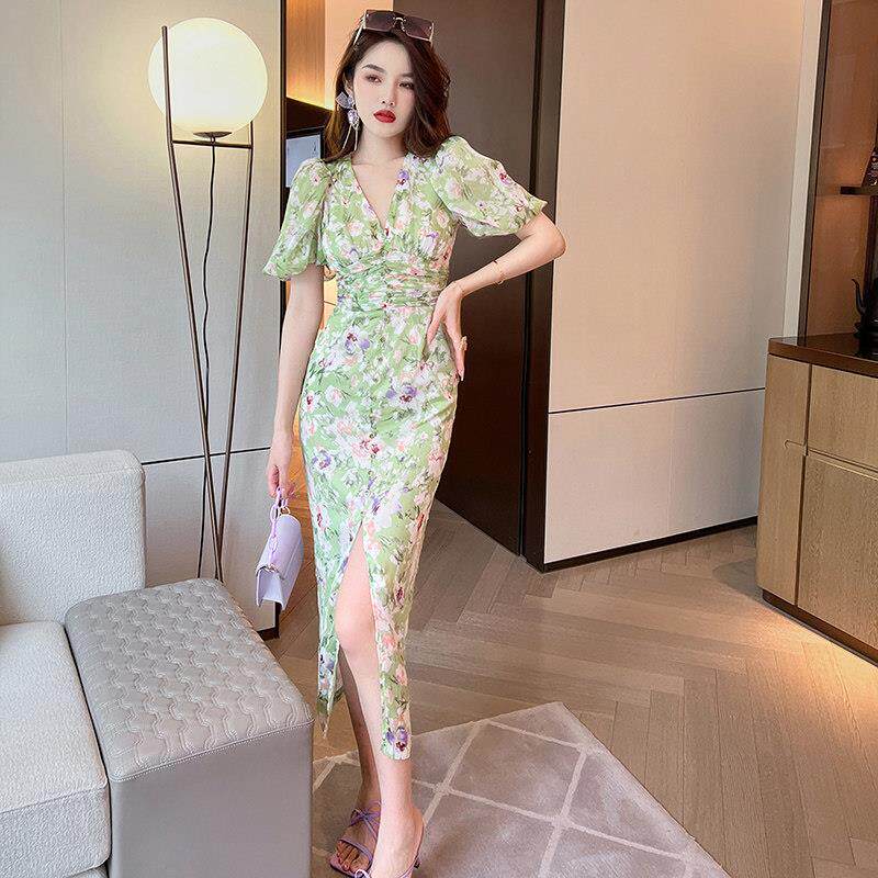 法式碎花连衣裙女2026新款气质V领泡泡袖绿色收腰显瘦前开叉裙子