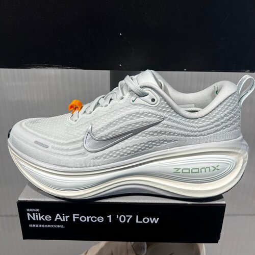 NIKE耐克女鞋VOMERO PLUS超级迈柔缓震回弹厚底跑步鞋HV8154-004