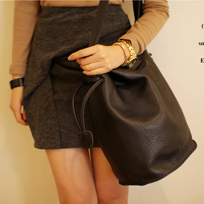 抽绳束口斜挎水桶包头层牛皮极简