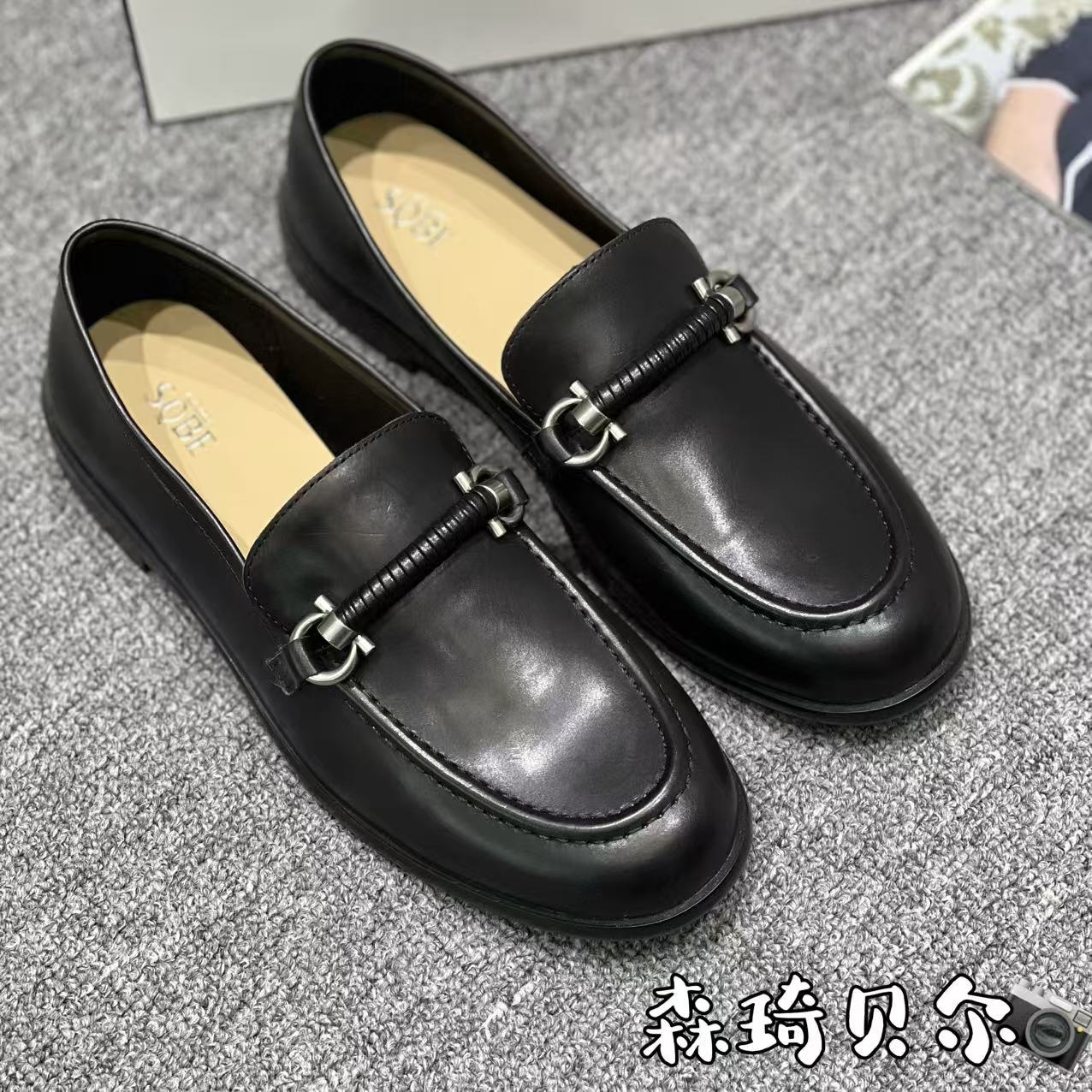 森琦贝尔2026春261-008胎牛皮圆头马衔扣平底英伦风皮鞋深口单鞋