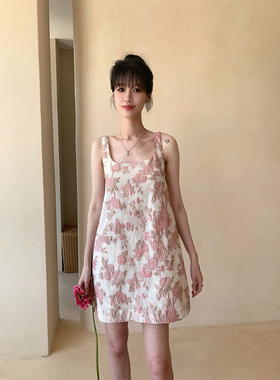 EMo小众设计感提花度假吊带裙背心裙女夏季新款法式方领连衣裙