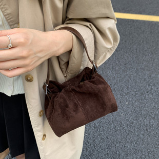 森系ins时髦手拎褶皱小包包女新款复古水桶包质感绒面单肩斜挎包