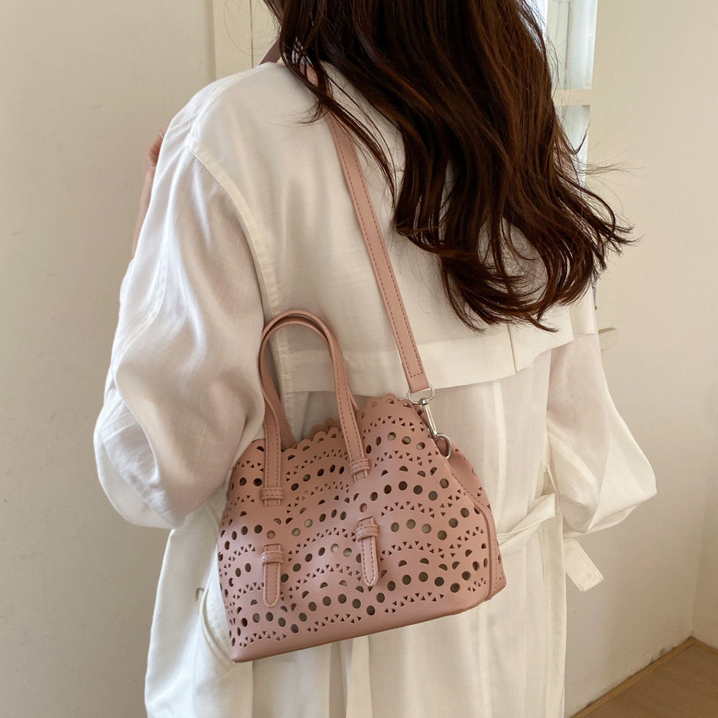 森系小众温柔风镂空包包女士春夏文艺高级感手拎包时尚单肩斜挎包