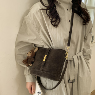 韩国森系复古水桶包女2026新款 高级感斜挎包 文艺锁扣单肩包时尚