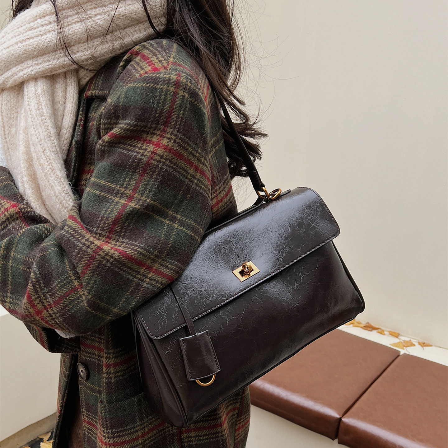 韩国高级感通勤锁扣单肩包女式2026新款百搭复古托特包时尚斜挎包