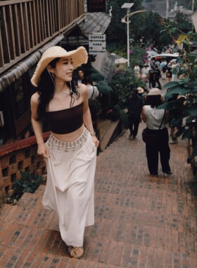 泰国东南亚海岛旅游度假穿搭女气质棕色抹胸上衣烫钻半身裙两件套