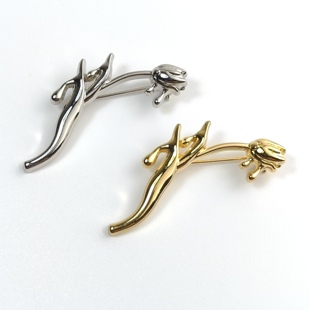 高级感精致金属玫瑰花朵胸针女简约百搭小众西装服装别针胸花配饰