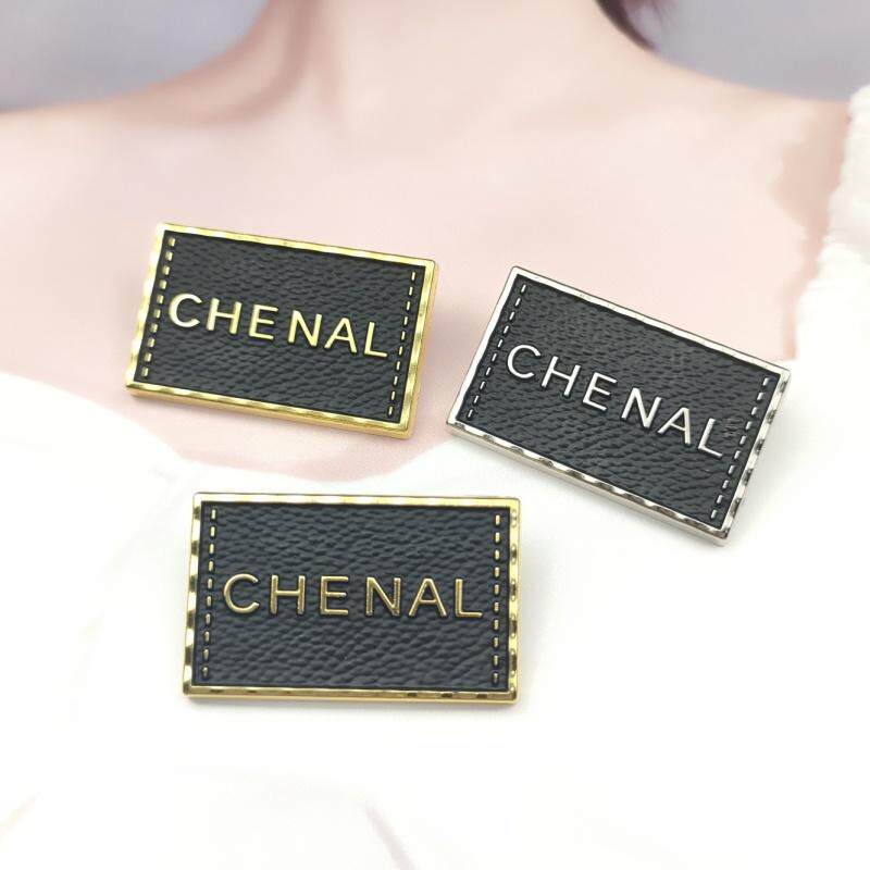 小香风高级感复古胸针女字母潮牌别针时髦气质西装外套胸花配饰品