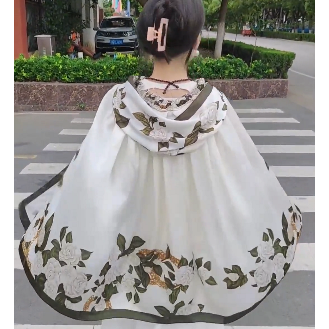 何大小姐披肩宽松一体洋气外搭防风荷叶领连帽防晒披肩丽锦缎斗篷