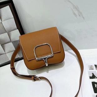 Della 2025新款单肩斜挎包竖款屁股包EP掌纹牛皮银扣蜜桃臀包062