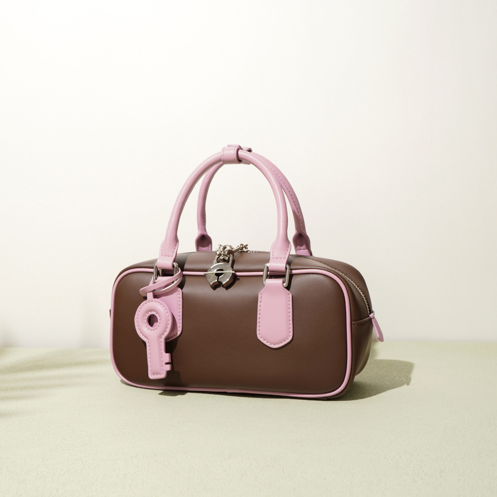 春季款保龄球包通勤百搭质感手机斜挎包牛皮大容量通勤牛皮手提包,箱包皮具/热销女包/男包,通用款女包,淘宝优惠券,粉丝福利购,淘宝优惠卷