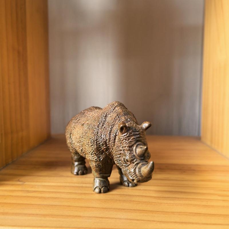绿檀木雕刻犀牛手把件供应 工艺品绿檀文玩摆件 会变绿淡香图片