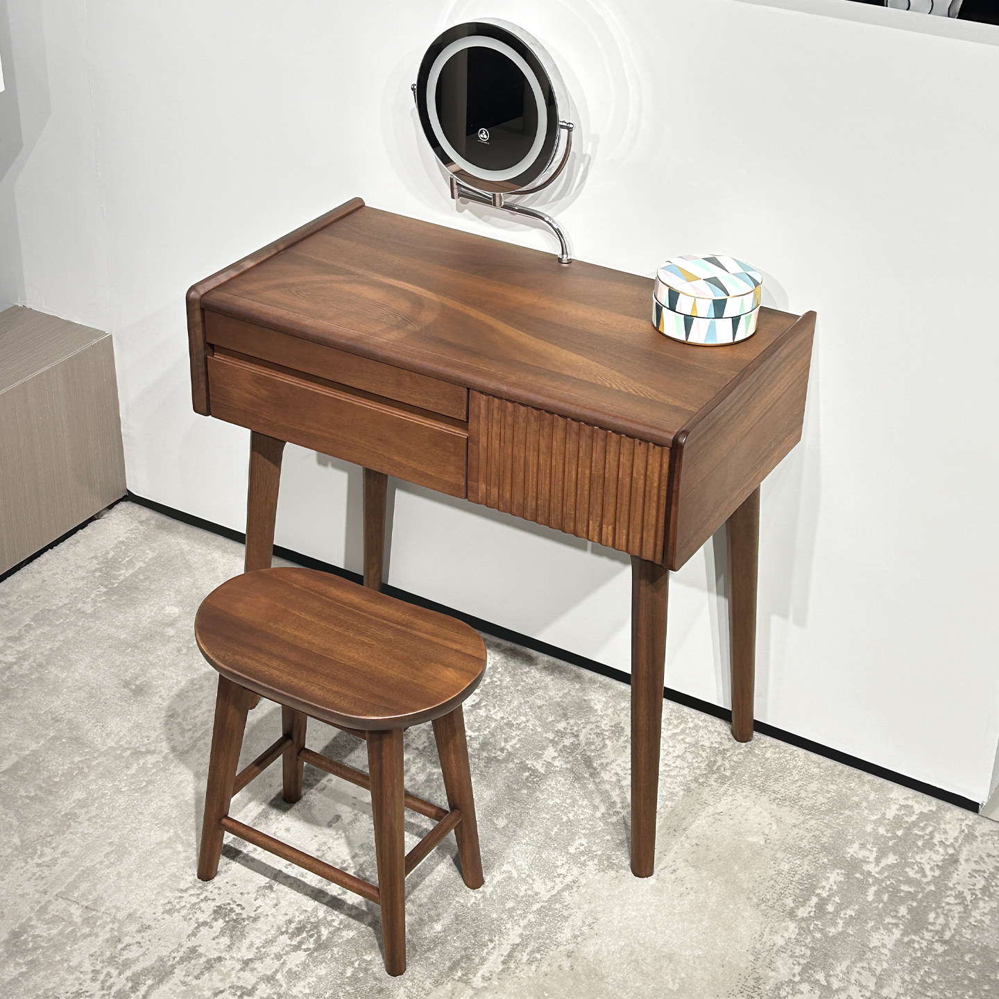 全实木梳妆台现代简约卧室化妆桌镜子小户型收纳储物一体2026新款