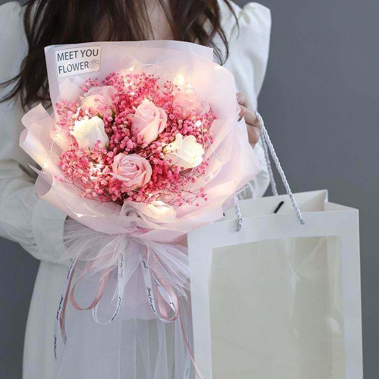 满天星干花玫瑰香皂花花束手捧花七夕网红生日礼物袋送闺蜜女朋友