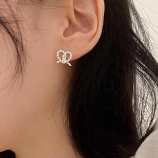 面包圈扭结爱心耳钉女小众设计简约个性气质百搭日常通勤耳环耳饰