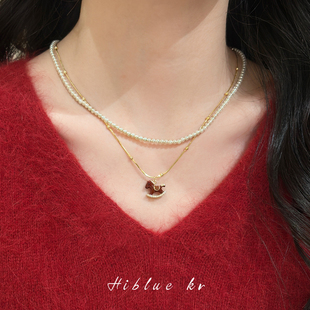 本命年新年红色滴釉小马吊坠珍珠项链女秋冬轻奢小众高级感毛衣链