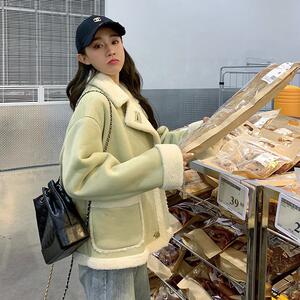 超好看绿色短款立领羊羔毛外套女秋冬2025新款麂皮绒皮毛一体夹克图片