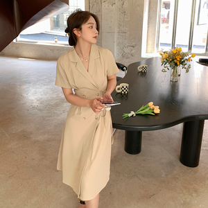 今年流行奶茶色西装连衣裙女2024夏季新款设计感别致收腰显瘦裙子图片