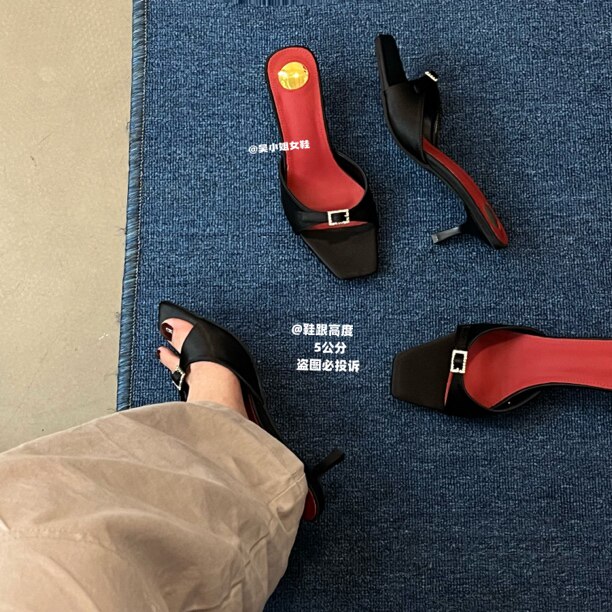 夏季新款黑色缎面方头夹趾金属扣细跟凉拖女外穿气质百搭高跟凉鞋