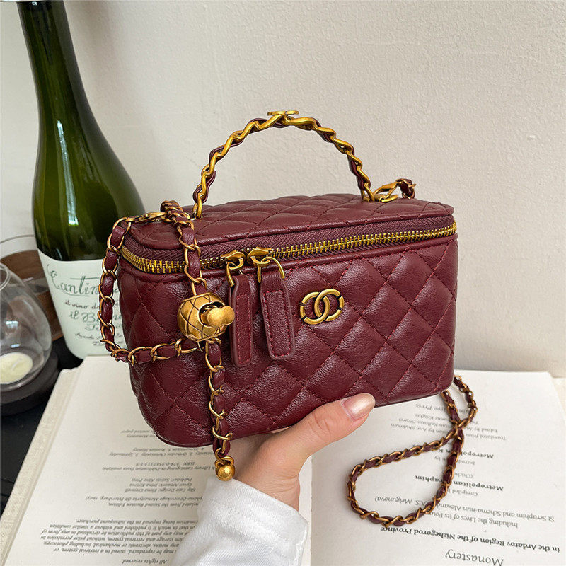 复古红色水桶小包包女2026新款菱格链条斜挎包超火手提盒子化妆包,箱包皮具/热销女包/男包,水桶包,淘宝优惠券,粉丝福利购,淘宝优惠卷