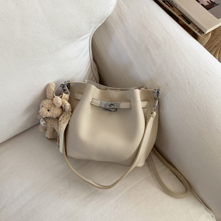 今年流行荔枝纹水桶包包女2026新款韩系单肩斜挎包复古简约手提包