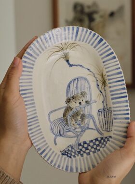 正容 想妈妈了 釉下彩手绘陶瓷盘椭圆盘陶瓷餐具考拉青花