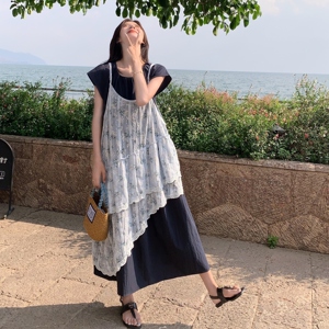 温柔系穿搭碎花不规则吊带裙套装女夏新款显瘦别致连衣裙两件套图片