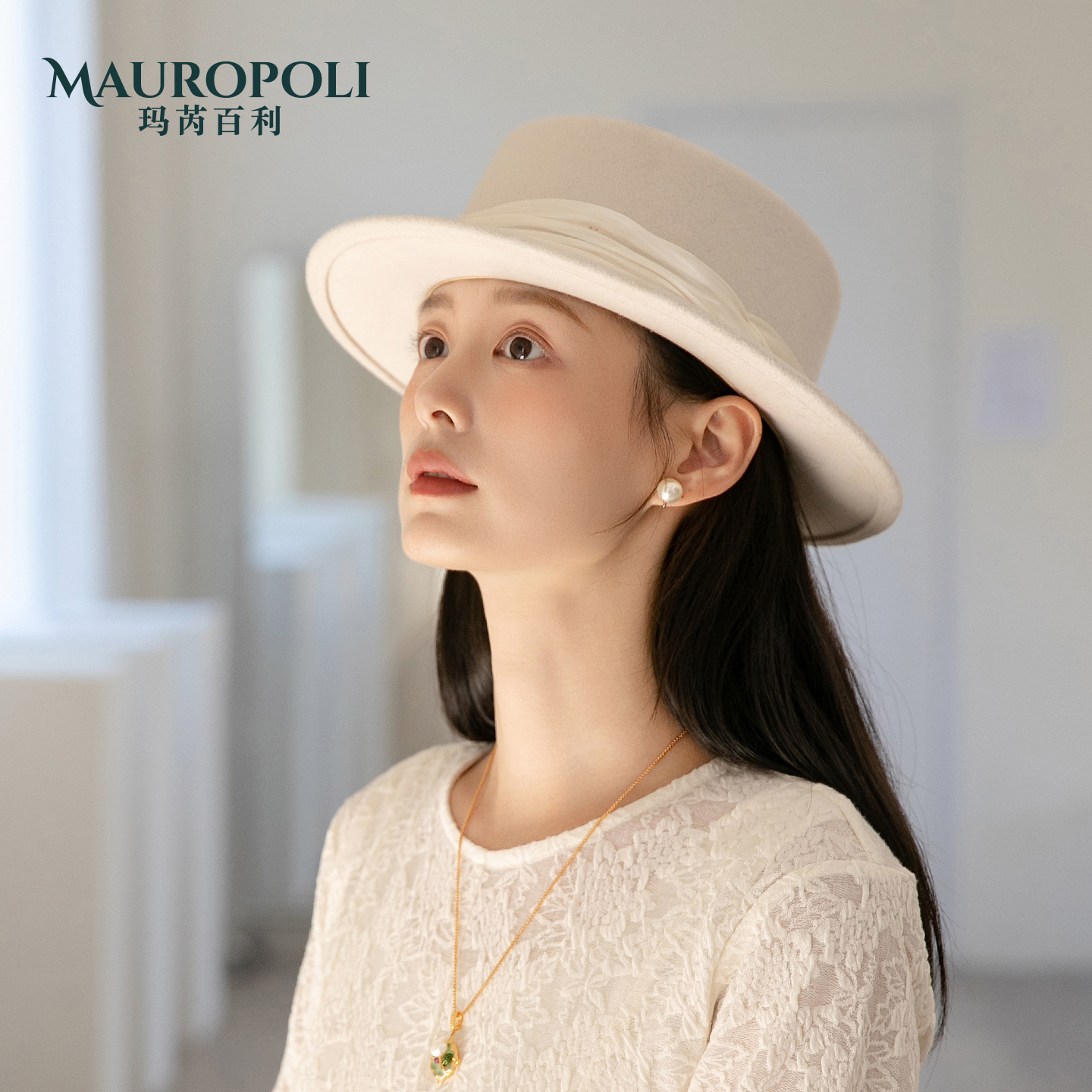 白色羊毛礼帽女秋冬新款高级感优雅法式平顶帽女士赫本风毛呢帽子