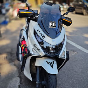 适用豪爵UHR150个性踏板车头拉花改装饰眼睛风挡防水侧脸贴纸配件