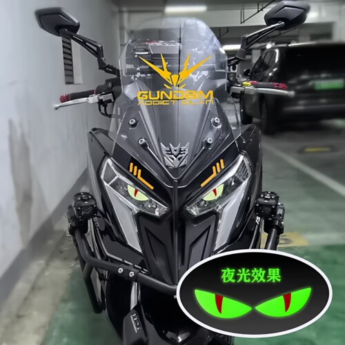 适用光阳X150车灯夜光眼睛贴纸