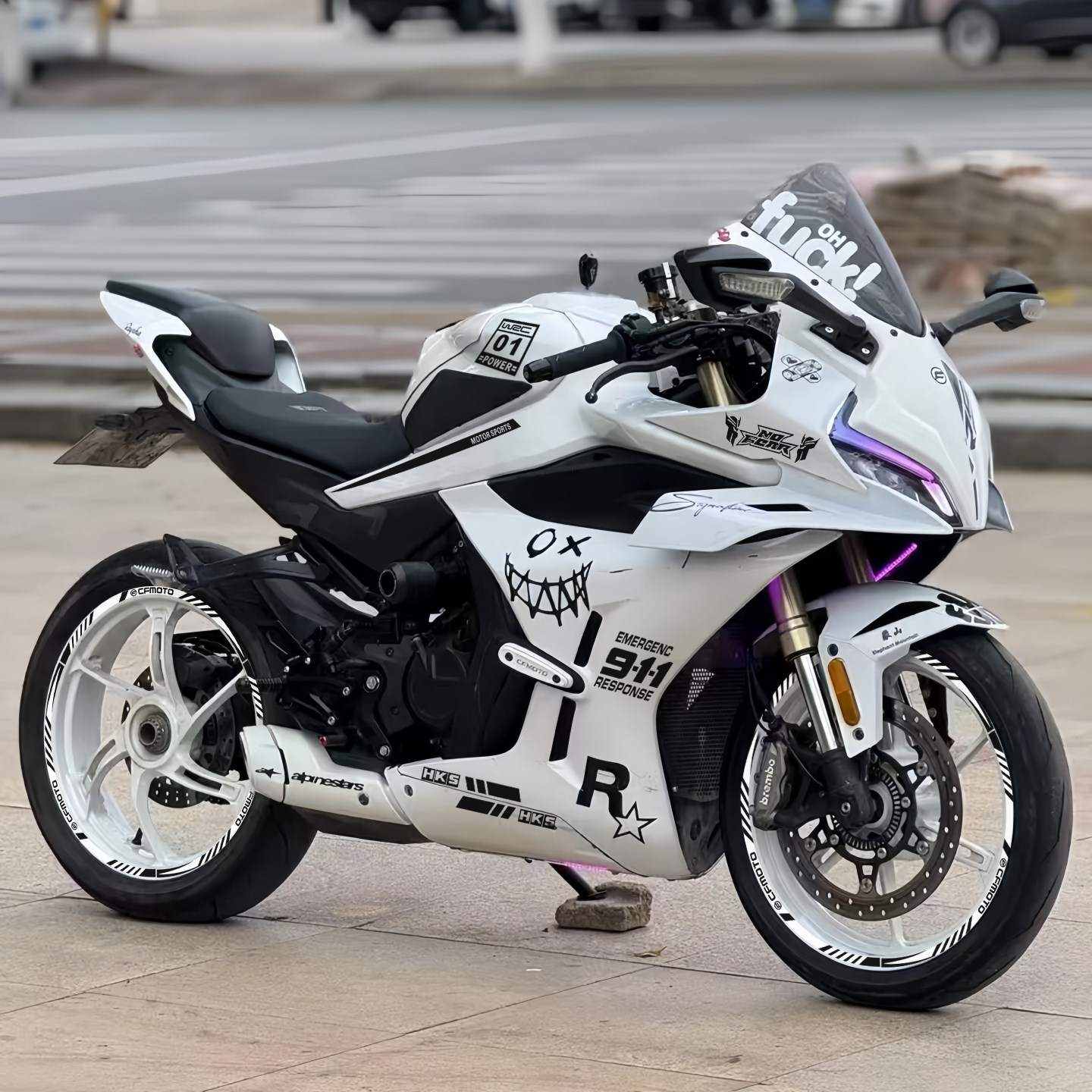 适用25款春风450SR/-S改装恶魔笑脸装饰反光贴纸划痕遮住拉花防水