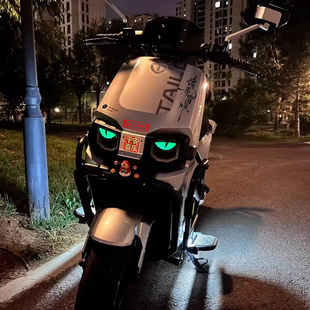 适用于台铃超能S苍穹EB电动车灯改装立体夜光眼睛无牙仔车身贴纸