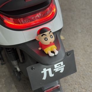 蜡笔小新九号电动车装饰小配件m95c后尾尾部卡通仪表盘公仔小摆件
