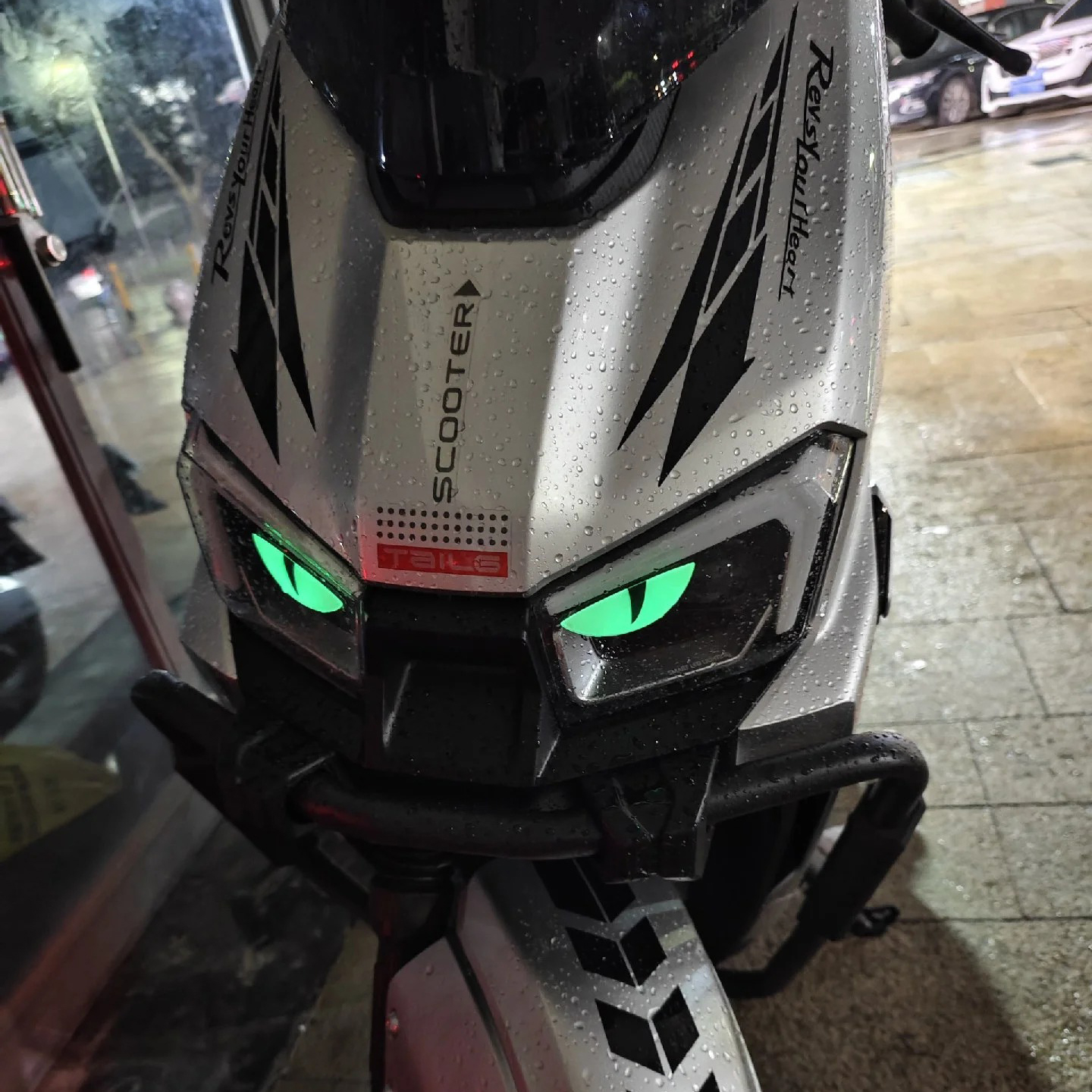 适用台铃封神车头风挡搞怪毒液贴