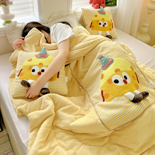 保暖加厚牛奶绒两用汽车抱枕被子