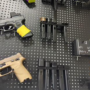 通用短弹夹支架收纳适用金属圆孔16MM孔距洞洞板配件可改宜家方孔