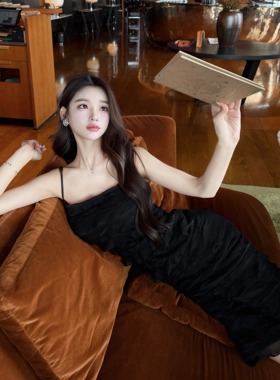 韩雨嘉【佩斯美术馆】黑色荷叶边重工针织连衣裙女秋修身吊带长裙