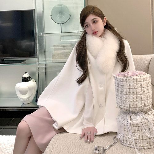 韩雨嘉初雪斗篷大衣配毛领