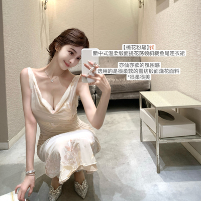 荡领雪纺缎面提花连衣裙