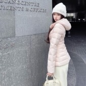 韩雨嘉 婴儿粉 云朵泡芙轻量感连骨收腰公主线Lu系羽绒服